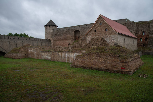 Muzeum v pevnosti Ivangorod. Je to bývalá stodola střelného prachu ze 17. století. Pevnost byla postavena v roce1492. Ivangorod, Rusko - Fotografie, Obrázek