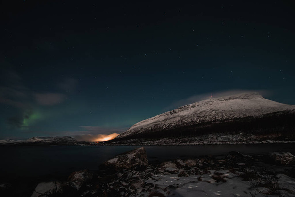 Borealis aurora barre un gran lago en una noche sin nubes en Kilpisjarvi, Laponia, Finlandia. aurora polaris en danzas verdes a través del cielo. Magia escandinava. Saana montaña en la niebla. - Foto, imagen