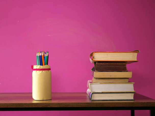 Книги та олівці на робочому столі вчителів з копіювальним простором
 - Фото, зображення