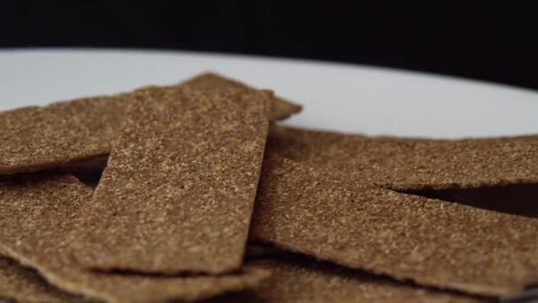 Pane dietetico di grano saraceno che gira su farine di segale nere e sane, alimenti sani a base di farina di segale - Filmati, video