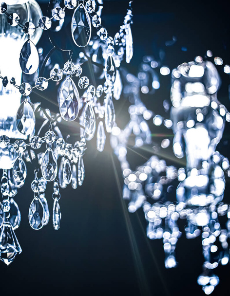 Кришталева скляна люстра як домашній декор, дизайн інтер'єру та деталі розкішних меблів, фонове запрошення на свято
 - Фото, зображення
