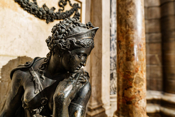 Rzeźba kobiety symbolizującej pokój na ołtarzu Medyceuszy w Duomo. Mediolan, Włochy - Zdjęcie, obraz