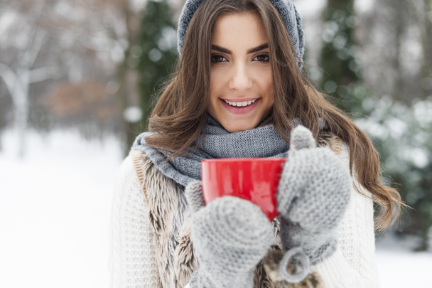Mujer de invierno con taza de té caliente
 - Foto, Imagen