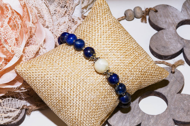 pulseras de joyería de colores piedra natural en la almohada - Foto, imagen