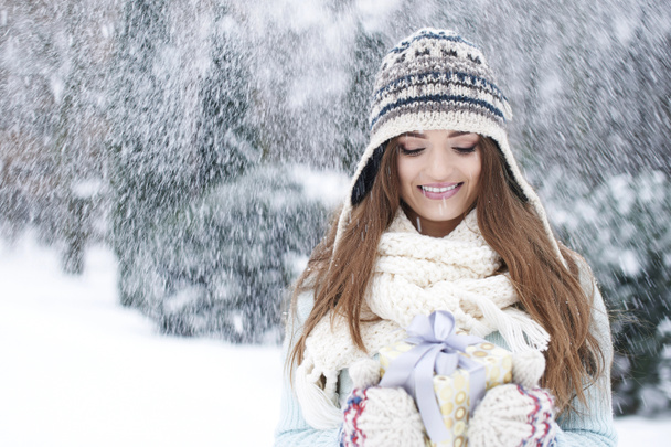 Küçük bir hediye ile kış zamanında güzel kadın - Fotoğraf, Görsel