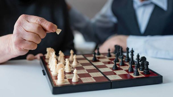Satranç oynayan yaşlıları yakın plan. Yüksek kalite fotoğraf - Fotoğraf, Görsel