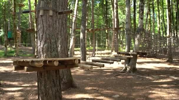 Dobrodružný park s kruhovými pozemky, schody, provazy a lávkami v lese - Záběry, video
