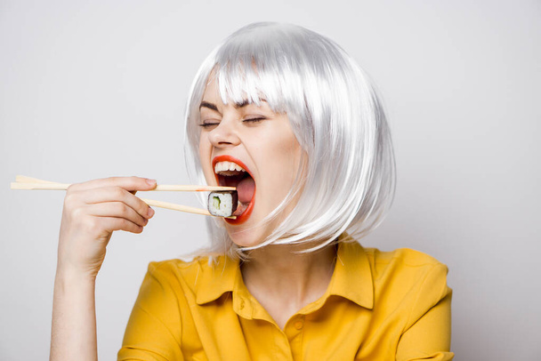 Glamorous Woman in White Wig Sushi Chopsticks - Valokuva, kuva