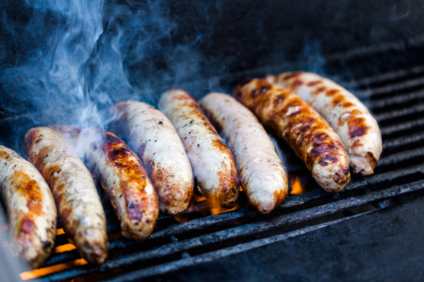 koken van vlees op barbecue grill - Foto, afbeelding