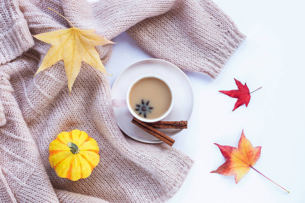 Forró kávé csillagánizzsal és fahéjjal egy pohárban, sárga tök és őszi levelek. Felülnézetből, lapos fekvéssel. Őszi koncepció. - Fotó, kép