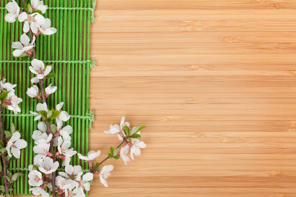 ramo Sakura su tappetino di bambù
 - Foto, immagini