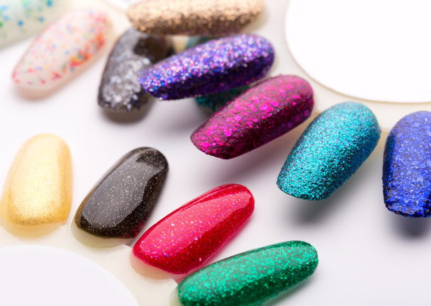 Esmalte de uñas en diferentes colores de moda - Foto, imagen