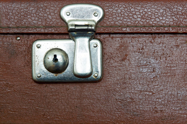 古いスーツケース暗い茶色色のクローズド ロック - 写真・画像