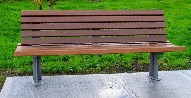 Wiele różnych kolorów (czerwony, niebieski, zielony, żółty, metalowy) puste drewniane ławki w parku na romantyczny wypoczynek podczas spaceru, Irlandia, Europa - Zdjęcie, obraz