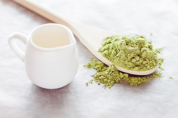 składniki zielonej herbaty w proszku i świeżego mleka - Zdjęcie, obraz