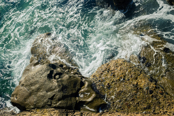 kamenitá půda v blízkosti Tichého oceánu s vodou - Fotografie, Obrázek