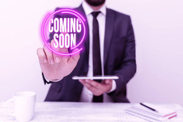 Piszę tekst "Coming Soon". Business concept event or action that will happen after really short time Prezentacja technologii komunikacyjnych Smartphone Voice And Video Calling - Zdjęcie, obraz