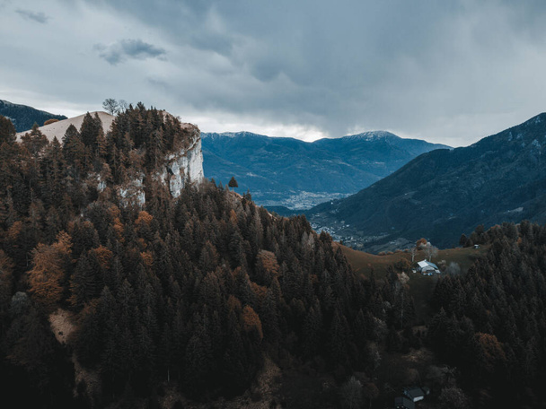 een prachtig uitzicht op prave in vallecamonica - Foto, afbeelding