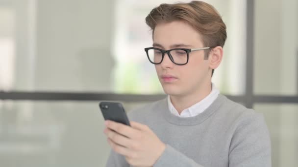 Hombre joven usando Smartphone - Metraje, vídeo