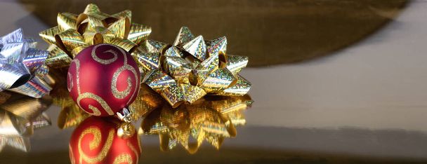 Ornamenti natalizi in rosso, oro e argento su sfondo oro. Tema Buon Natale o Felice Anno Nuovo - Foto, immagini