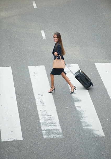 Mulher de negócios atravessando na passagem de zebra
  - Foto, Imagem