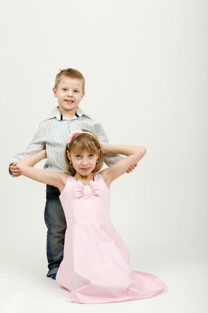 Estudio retrato de hermanos hermoso niño y niña
 - Foto, imagen