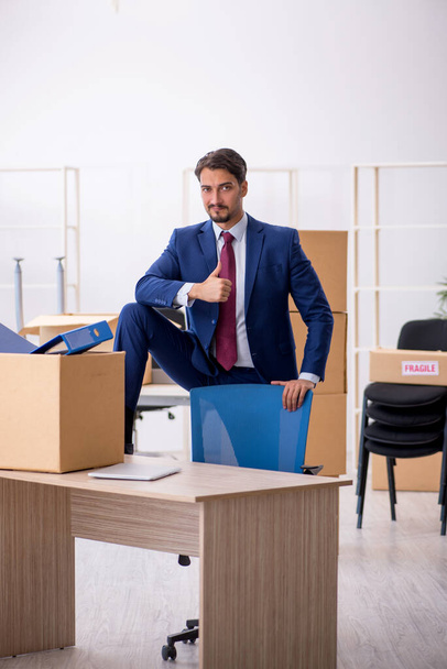 Young male employee in relocation concept - Fotoğraf, Görsel