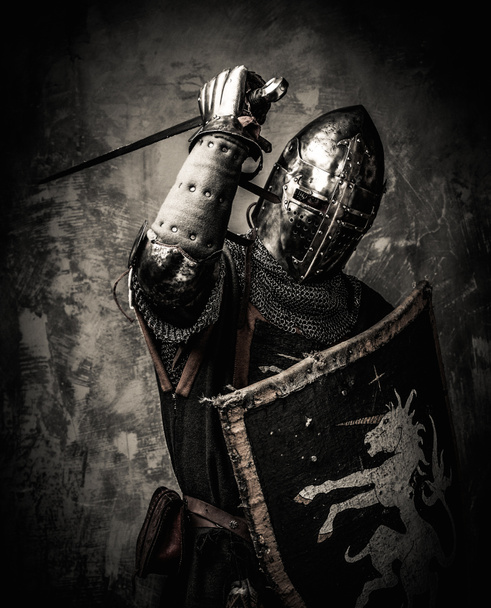 Cavaliere medievale contro muro di pietra
 - Foto, immagini
