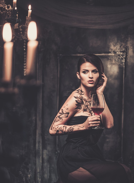 tetovált szép nő, régi kísérteties belső - Fotó, kép