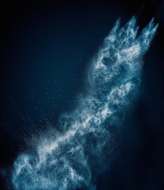 Polvere blu che esplode isolata sul nero
 - Foto, immagini