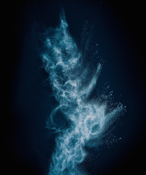 modrý prášek, vybuchující izolované na černé - Fotografie, Obrázek