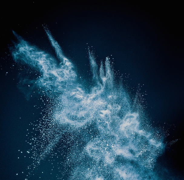 Pó azul explodindo isolado em preto
 - Foto, Imagem