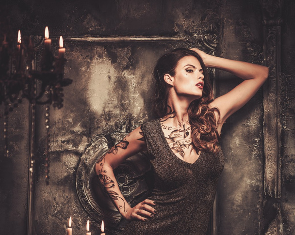 Tatuado hermosa mujer en viejo espeluznante interior
 - Foto, Imagen