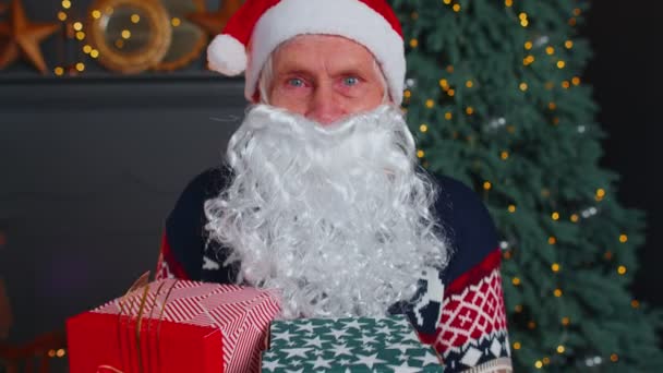シニア祖父パロディーサンタクロースプレゼントクリスマスギフトボックス、家での休日のお祝い - 映像、動画