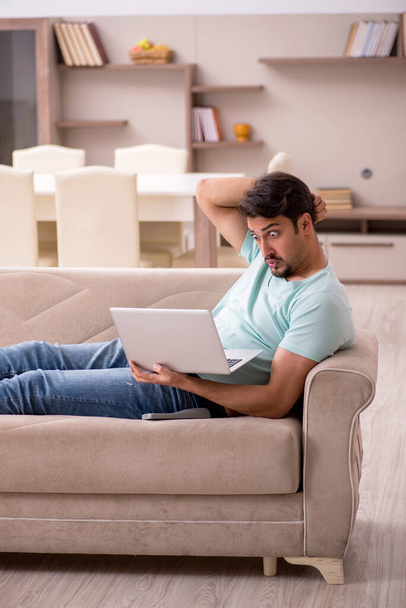 Young male freelancer working from home - Foto, afbeelding
