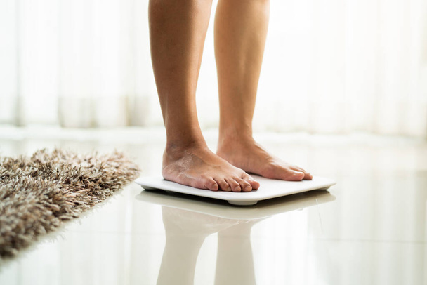 jovem mulher em pé na balança de peso digital - Foto, Imagem