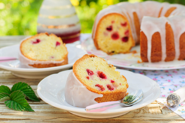 A Slice of Lemon and Caraway Seed Bundt Cake with Raspberries - Foto, afbeelding