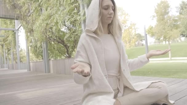 Une femme médite dans le parc - Séquence, vidéo