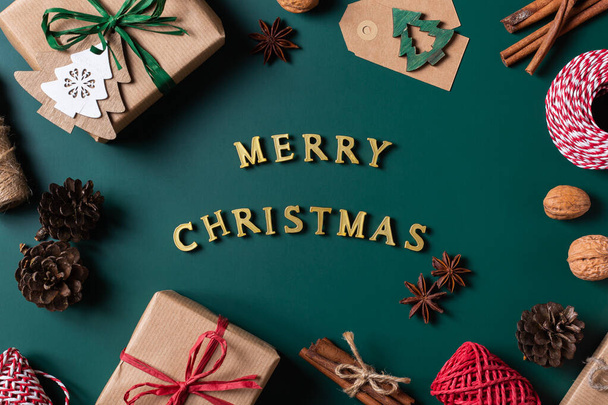 Concetto natalizio, scatole regalo ecologiche fatte a mano - Foto, immagini