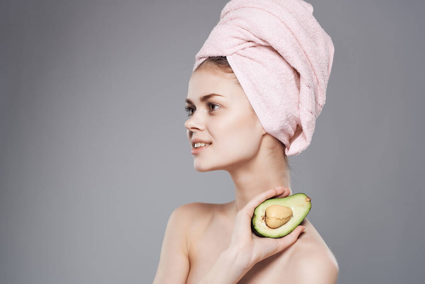 donna con un asciugamano sulla testa pelle pulita avocado posa primo piano - Foto, immagini