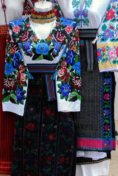 Muestras de trajes populares bordados ucranianos - Foto, imagen