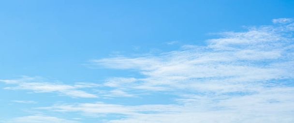 Białe chmury na pięknym błękitnym niebie w letnie wakacje wskazuje doskonałe środowisko świeżego, czystego powietrza, bez pogody zanieczyszczenia, i chętnie oddychać dla dobrego zdrowia - Zdjęcie, obraz