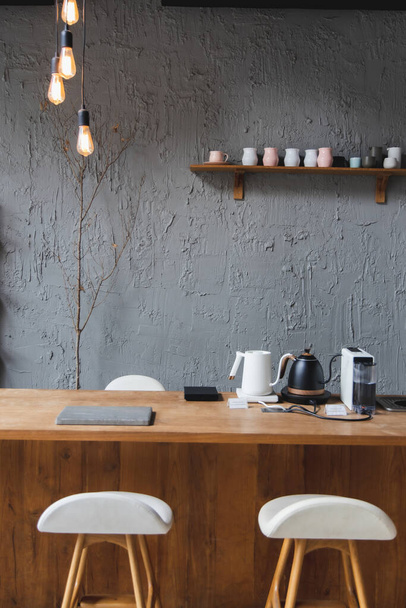 暗い色のロフトスタイルでレイアウト様々なコーヒーのオープンスペースの内部ビューようこそオープンコーヒーショップの背景 - 写真・画像