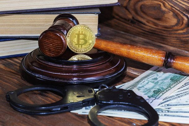 Bitcoin, το σφυρί του δικαστή, τις χειροπέδες. Concept απαγόρευση Bitcoin, παραβίαση του νόμου - Φωτογραφία, εικόνα