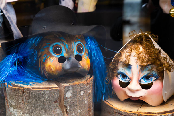 Basel, Sveitsi - 21. helmikuuta. Kahden karnevaalinaamarin lähikuva - Valokuva, kuva