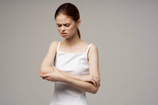 elégedetlen nő könyök fájdalom arthritis krónikus betegség fény háttér - Fotó, kép