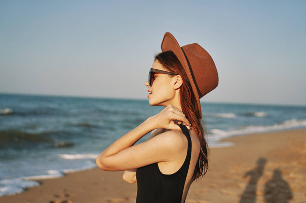 hübsche Frau am Strand Sommerurlaub Lifestyle Sonne - Foto, Bild