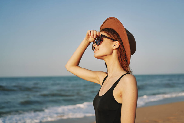 pretty woman on the beach summer vacation lifestyle sun - Valokuva, kuva