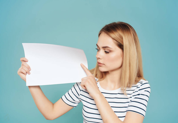 blondi nainen valkoinen arkki kädessä banneri eristetty tausta - Valokuva, kuva