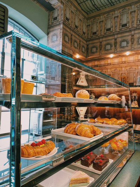 bakery shop, bread, pastries, food, production, people, retail, sale, shelves, rolls - Foto, afbeelding